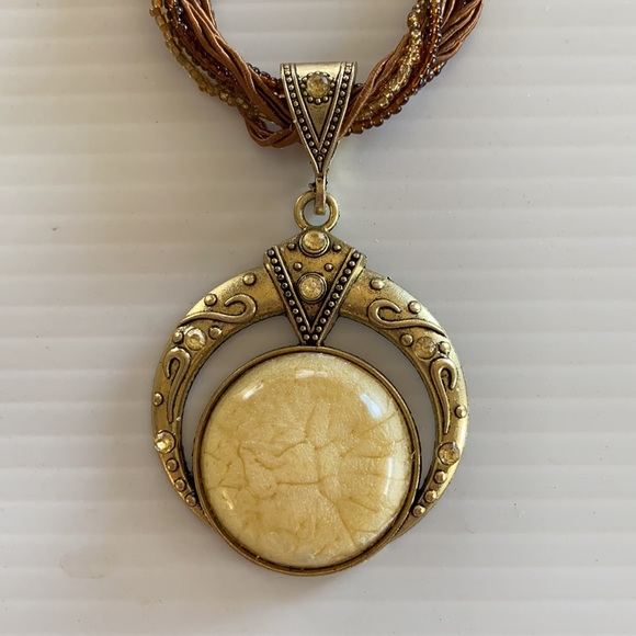 Jewelry - 🌟HP🌟 Vintage Bohemian Necklace cream center.